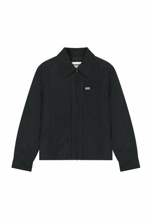 Chaqueta negra con cremallera y cuello, bolsillos frontales y un pequeño parche de logo. Hecha de una tela suave y ligera con mangas largas.