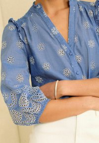 Love & Roses RUFFLE V NECK 3/4 SLEEVE - REGULAR FIT - Košilová halenka  - chambray blue broderie