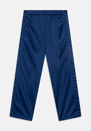 Pantaloni sportivi blu navy realizzati in un tessuto liscio e leggero. Presentano un'elastico in vita e tasche laterali. Design a gamba dritta.