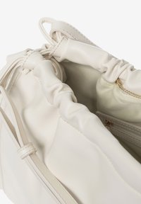 Borsa a tracolla bianca in pelle con apertura arricciata, dalla texture morbida e un interno foderato in raso con tasca con zip.