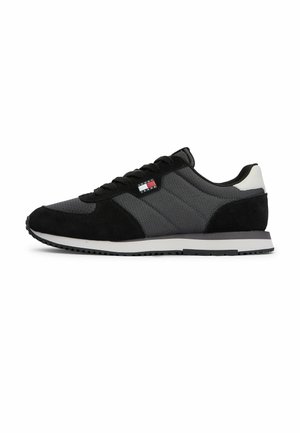 Sort og grå lavtop sneaker med sorte snørebånd, hvid og sort sål samt lille rød, hvid og blå logo på siden.