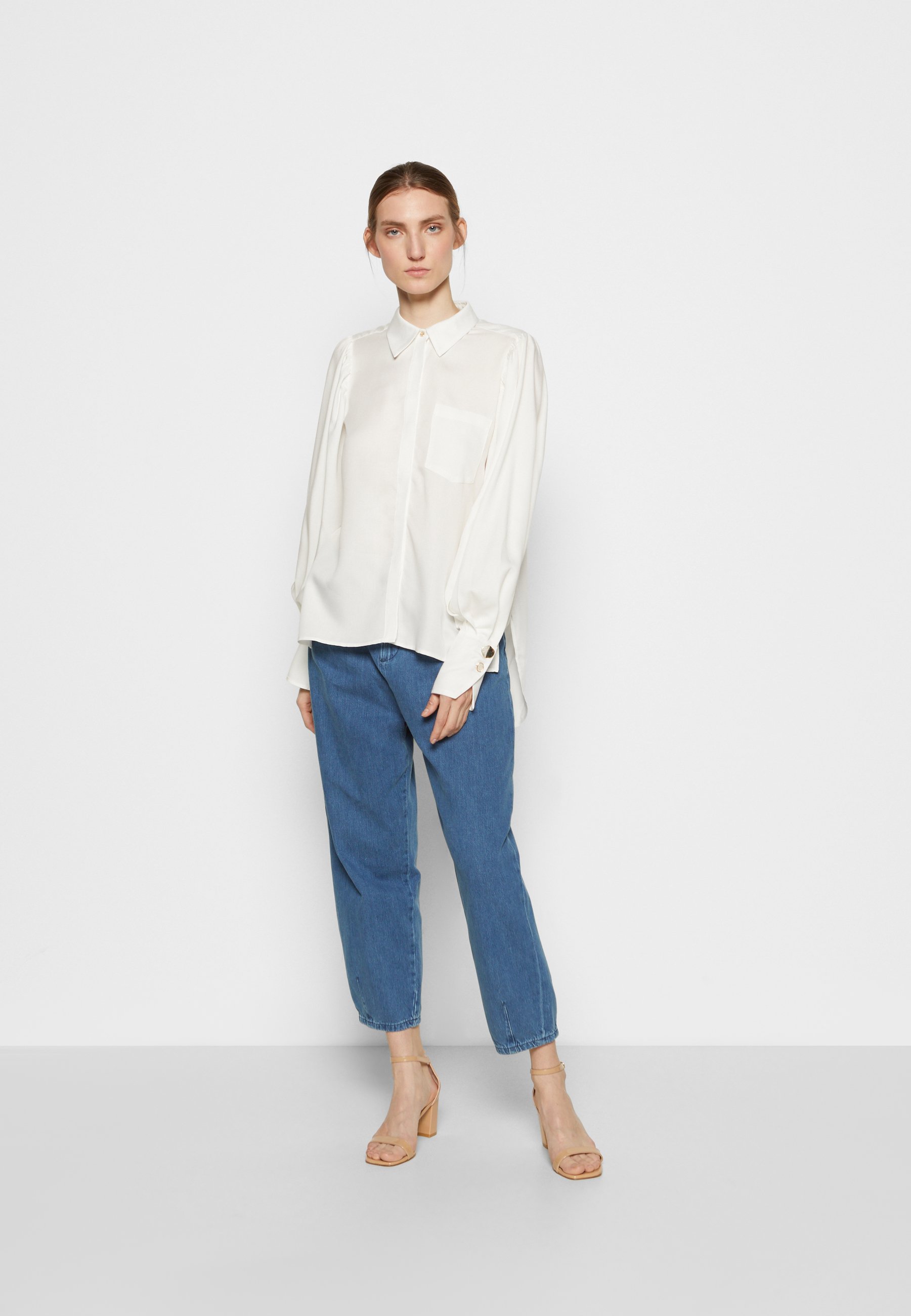 Pearl TUCKS AT HEM - Jeans Tapered Fit 