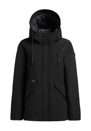 Czarna kurtka z kapturem i troczkami, zamek błyskawiczny z przodu ukryty pod klapą oraz dwie skośne przednie kieszenie z klapkami, przedstawiona na białym tle.