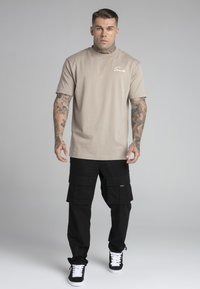 SIKSILK SCRIPT  - Nyomott mintás póló - beige