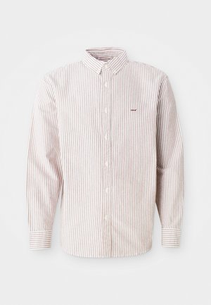 Camicia a maniche lunghe di colore bianco con sottili righe rosse, colletto button-down, bottoni frontali e piccolo logo ricamato sul lato sinistro del petto.