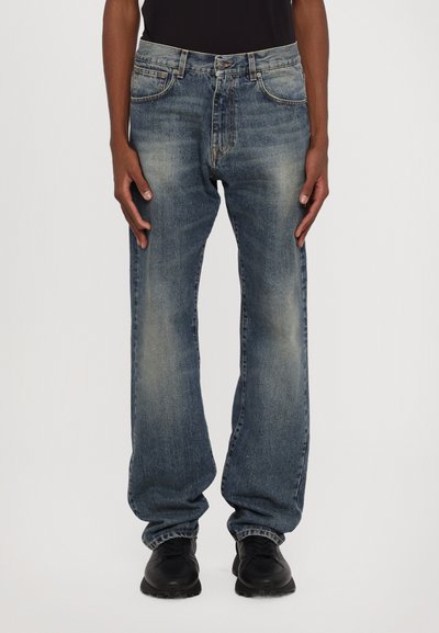 Blugi din denim albastru decolorat, cu un design drept, având închidere cu nasture și fermoar, cinci buzunare și efecte subtile de uzură.