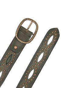Olivengrønt læderbælte med messing spænde, med ovale udsparringer og rækker af små runde messingnitter langs dets længde.