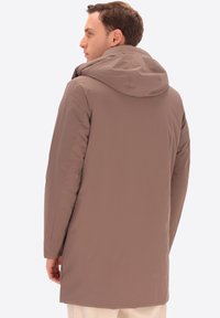 Cappotto marrone con cappuccio, dalla finitura liscia e opaca, con taglio dritto e maniche lunghe, visto da dietro.