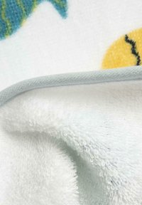 Asciugamano in cotone con un design colorato a tema marino, caratterizzato da una superficie bianca testurizzata e un bordo grigio chiaro.