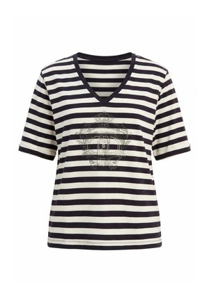 Maglietta a maniche corte con scollo a V a righe orizzontali bianche e nere, con un emblema decorativo raffigurante una corona e uno scudo sul davanti.