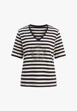 Maglietta a maniche corte con scollo a V a righe orizzontali bianche e nere, con un emblema decorativo raffigurante una corona e uno scudo sul davanti.