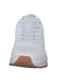 Witte sneaker met een gladde leren bovenkant, gevoerde kraag en een getextureerde rubberen zool. Kenmerken zijn onder andere mesh panelen en bijpassende veters.