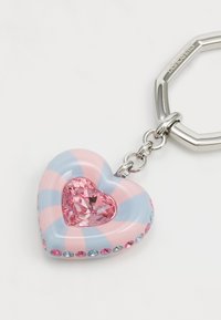 Hjerteformet nøkkelring med et rosa og blått stripet design, gjennomsiktig rosa edelsten i sentrum, akkompagnert av mindre rosa og blå edelstener, sølv tilbehør.