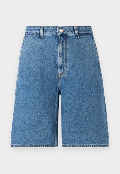 Blå denimshorts med høy midje, med frontknapplukking, sidelommer og rett bendesign.