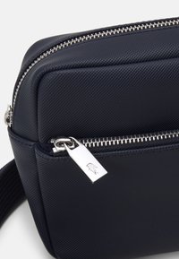 Lacoste CLASSIC UNISEX - Geantă crossbody - marine
