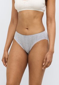 Γκρι βαμβακερό εσώρουχο με ριμπ ύφανση, διακοσμητικό δαντελένιο τελείωμα και μικρό φιόγκο μπροστά. Μέσης ανόδου.