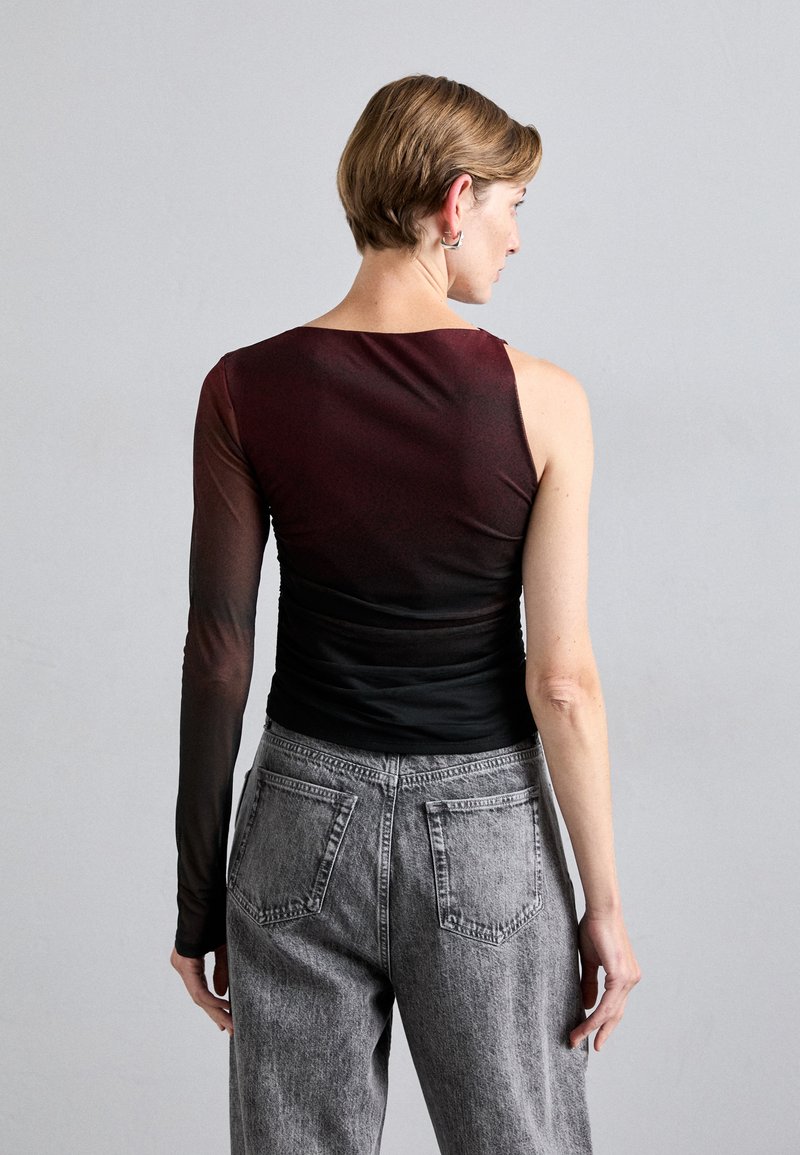 T-shirt à manches longues présentant un dégradé du rouge foncé au noir, fabriqué dans un tissu doux et transparent avec une silhouette ajustée.