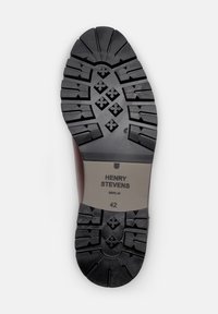 Semelle de botte en cuir marron avec des crampons profonds pour une meilleure adhérence, nom de la marque en relief "HENRY STEVENS" et taille "42" au niveau du talon.