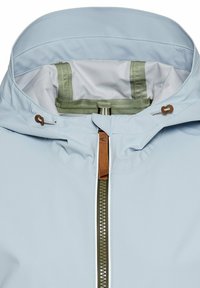 Jasnoniebieska kurtka z kapturem, zapinana na zamek, z zielonym podszyciem i brązowym skórzanym detalem przy zamku. Gładka faktura i minimalistyczny design.