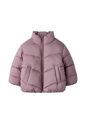 Veste d'hiver courte matelassée rose avec col montant, fermeture éclair à l'avant et deux poches latérales.