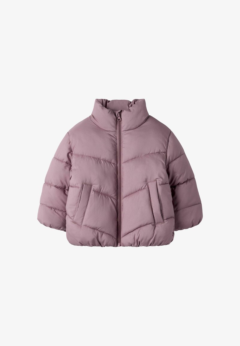 Veste d'hiver courte matelassée rose avec col montant, fermeture éclair à l'avant et deux poches latérales.