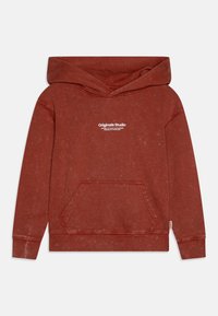 Červená mikina s kapucňou vyrobená z mäkkej látky, s predným vreckom, šnúrkou na kapucni a bielym logom na hrudi. Ošúchaný vzhľad.