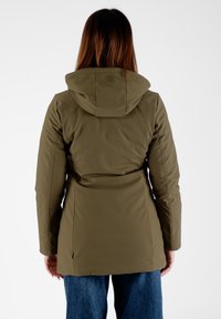 Giacca impermeabile verde oliva con cappuccio, design su misura e dettagli nelle cuciture laterali. Il tessuto ha una texture liscia e uno stile minimalista.