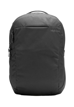 Czarny plecak Lululemon z zamykaną na zamek kieszenią z przodu, bocznymi kieszeniami i górnym uchwytem, zaprojektowany do codziennego użytku i przechowywania.