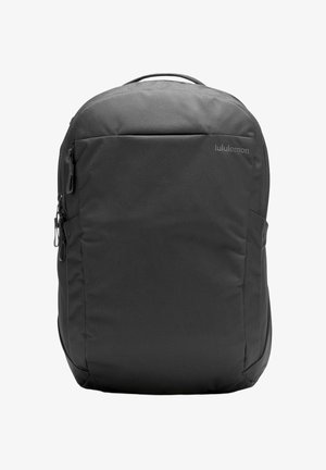 Schwarzer Lululemon-Rucksack mit Reißverschlussfach vorne, Seitentaschen und oberem Griff, entworfen für den täglichen Gebrauch und zur Aufbewahrung.
