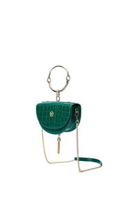 Sac à main en cuir vert à motif crocodile avec poignée circulaire dorée, bandoulière chaîne dorée et détail pompon doré.