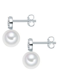 Pendientes de gota de perla que presentan perlas blancas brillantes, acentos de metal plateado con una pequeña fila de gemas transparentes y un cierre trasero seguro.