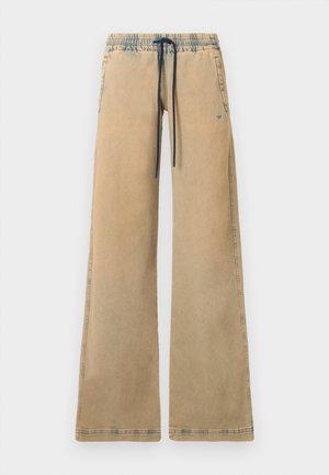 Beige wijde broekspijpen met een elastische tailleband, blauwe trekkoord en zijzakken. Kenmerkt zich door contrasterende stiksels en een licht vervaagde textuur.