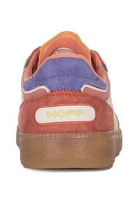 Zapatilla que combina materiales: ante burdeos, tela naranja, acentos morados. Suela de goma texturizada con el logo "HOFF" en el talón.