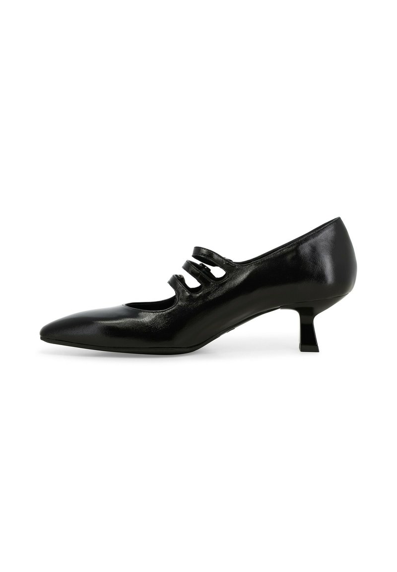 Scarpa pump in pelle nera con punta affusolata, caratterizzata da tre cinturini decorativi sul collo del piede e un tacco corto a blocco. Texture liscia su tutta la superficie.