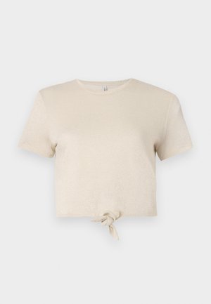 Tricou beige scurt, realizat dintr-un material strălucitor, cu mâneci scurte și un detaliu legat la margine. Textură netedă și decolteu rotund.