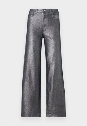 Jeans largos de cintura alta em metalizado prateado, com cinco bolsos e fecho por botão. O tecido tem uma textura lisa e brilhante.