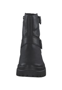 Stivale alla caviglia nero in pelle liscia, con due cinghie decorative, punta arrotondata e suola a profilo basso texturizzata.