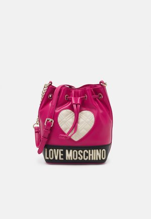 CHAIN BIG QUILTED HEART BUCKET BAG - Taška s příčným popruhem - pink