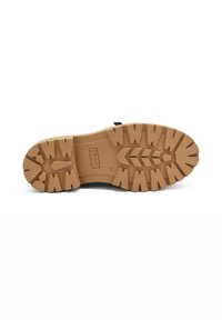 Suola in gomma marrone con motivi di battistrada profondi per una buona aderenza, dotata di un logo rettangolare. Design piatto con bordi lisci e texture resistente.