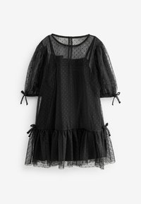 Svart genomskinlig klänning med prickigt meshtyg, puffärmar knutna vid ärmsluten, fyrkantig halsringning, volangkant och inre fodral, hängande mot vit bakgrund.