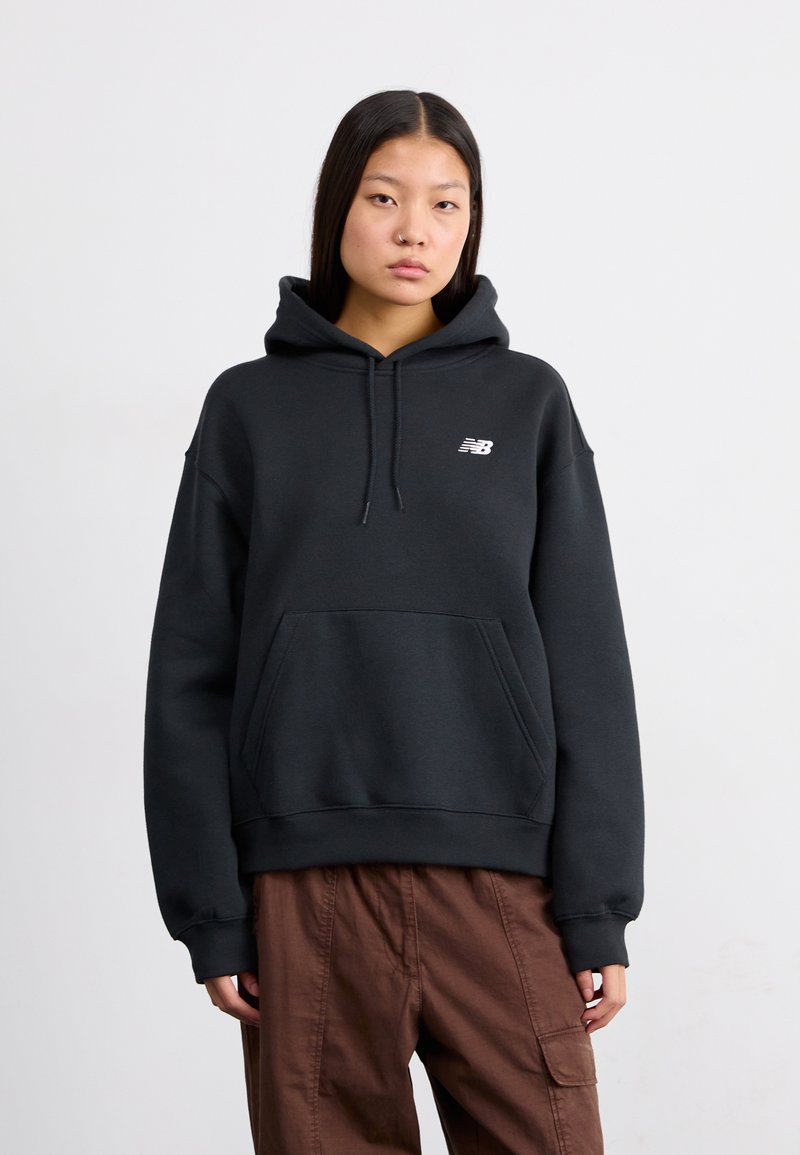 Sweatshirt à capuche noire en tissu mélangé de coton, avec une poche kangourou à l'avant et un petit logo blanc sur la poitrine.