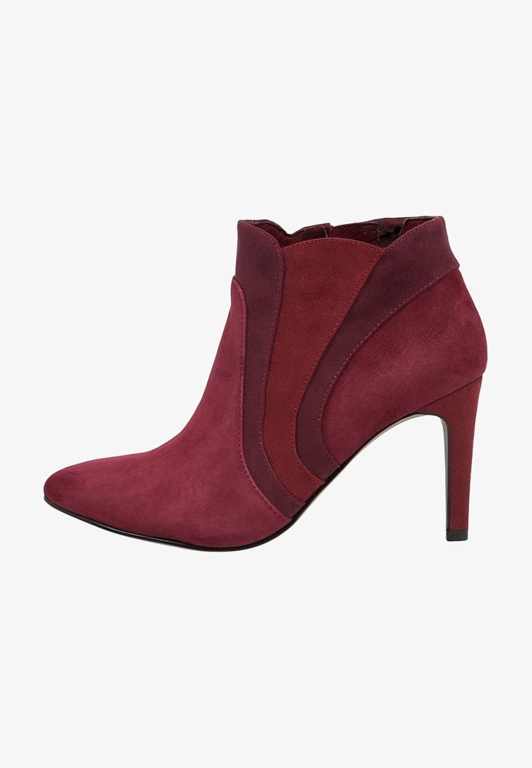 Bottine pour femme à bout pointu et talon aiguille, en daim bordeaux avec un design à panneaux superposés.