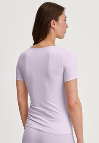 Licht lavendelkleurig top met korte mouwen, ronde halslijn, gladde textuur, slim fit en geplooide details bij de taille.