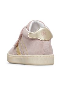 Sneaker per bambini rosa in camoscio con suola beige, patch decorativi dorati e cinturino in velcro, mostrato dal lato posteriore.