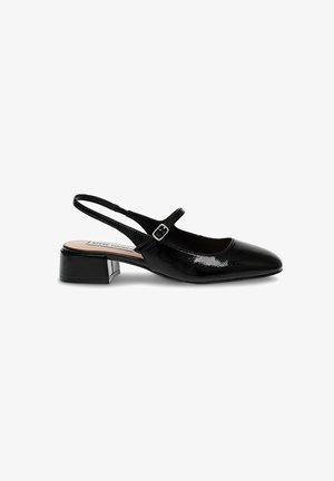 Scarpe slingback in vernice nera con tacco basso a blocco, punta appuntita e cinturino con fibbia regolabile. Texture liscia e finitura lucida.