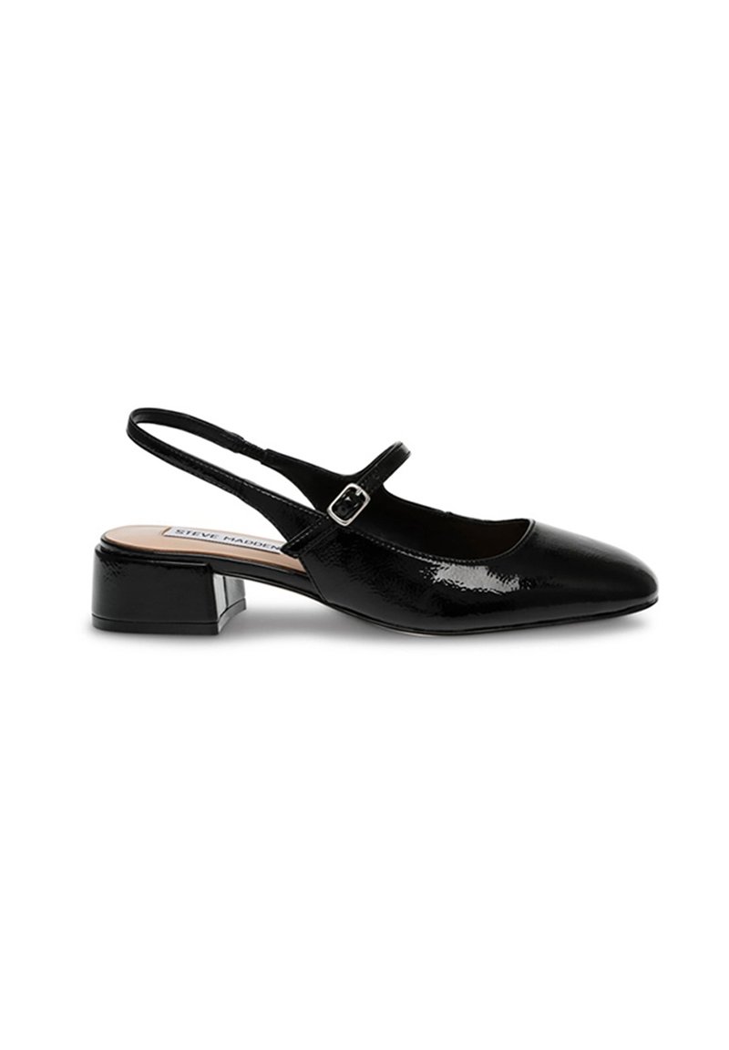Scarpe slingback in vernice nera con tacco basso a blocco, punta appuntita e cinturino con fibbia regolabile. Texture liscia e finitura lucida.