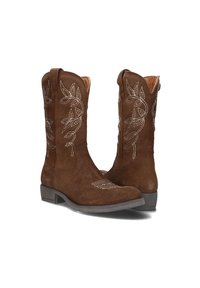Bruine suède cowboylaarzen met witte bloemenborduursels, een vierkante neus en een lage hak. Het ontwerp bevat verticale stiksels aan de zijkanten.