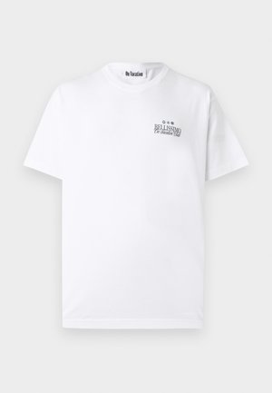 Witte T-shirt met korte mouwen en ronde hals, met kleine zwarte tekst "BELLISSIMO On Vacation Club" op de linkerborst en een "On Vacation" label binnenin de kraag.
