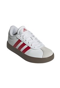 Zapatilla blanca con diseño de tres rayas rojas, parte superior de cuero, puntera de gamuza suave y suela de goma. Presenta cordones blancos y el logo de Adidas en la lengüeta.