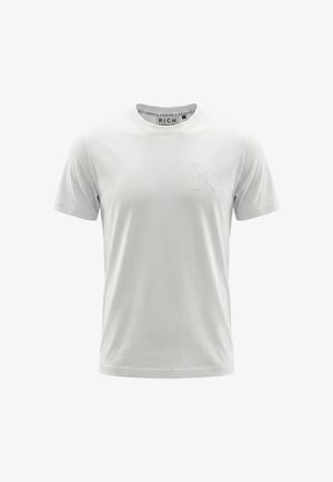 T-shirt bianca a maniche corte con scollo rotondo, logo "X Richmond" in rilievo sottile sul lato sinistro del petto e etichetta interna del colletto con marchio.